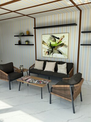 Living area - 2-bedroom condo in Centric Area of Santo Domingo with AC, fitness room and Pool! (Santo Domingo)
