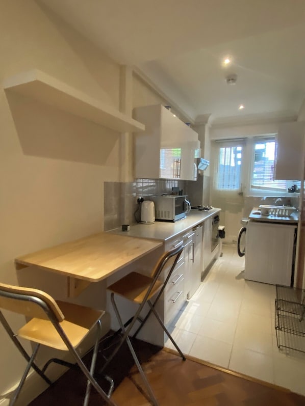 Microwave, oven, stovetop - Near Borough Market- London Cozy Studio (London)