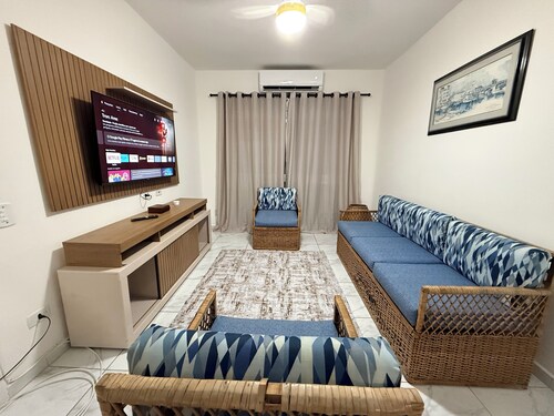 Spacious 3-bedroom apartment in Guarujá, 100 meters from Pitangueiras beach.