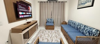 Spacious 3-bedroom apartment in Guarujá, 100 meters from Pitangueiras beach.