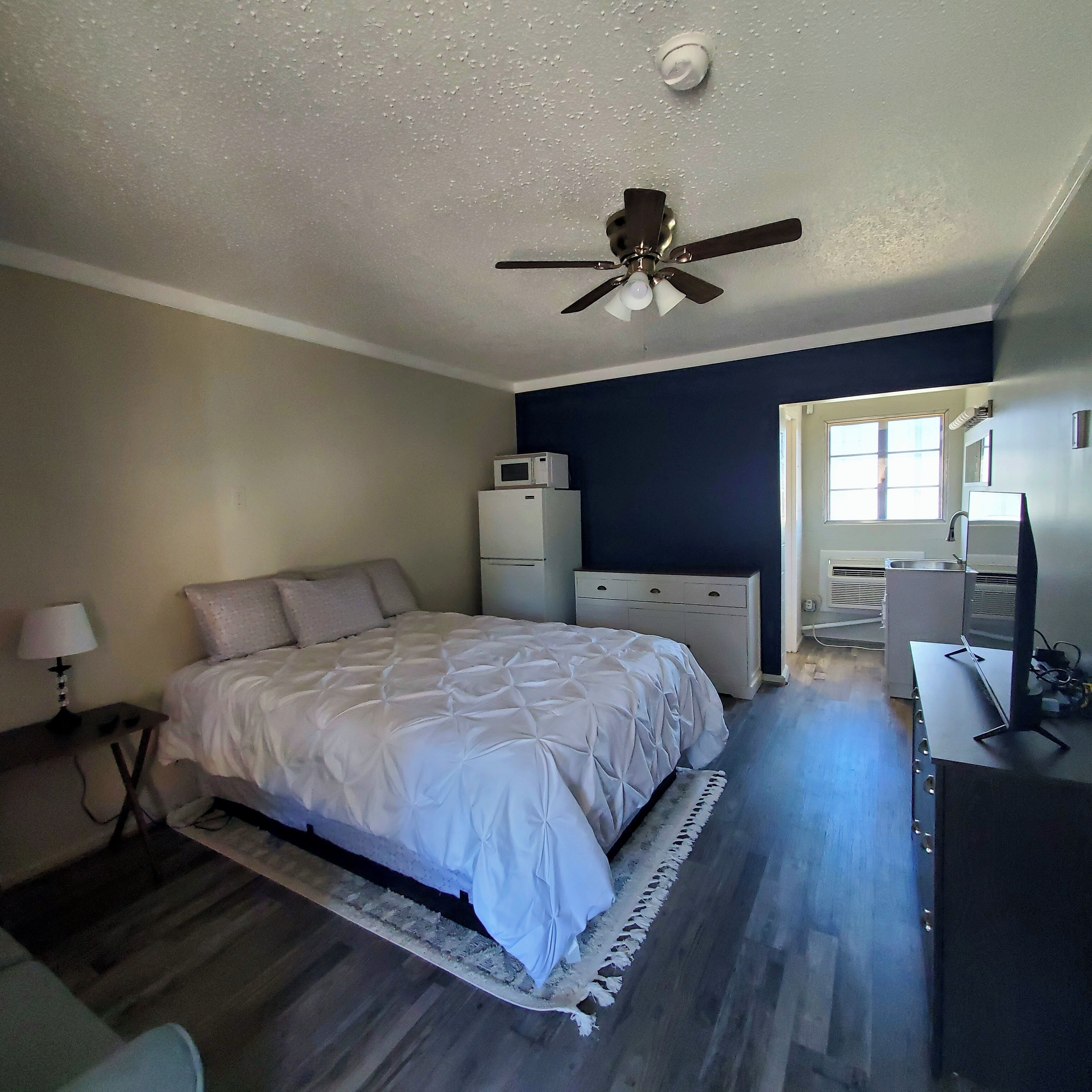 Standard Single Room | Laptop workspace, free WiFi