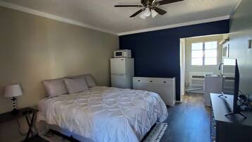 Standard Single Room | Laptop workspace, free WiFi