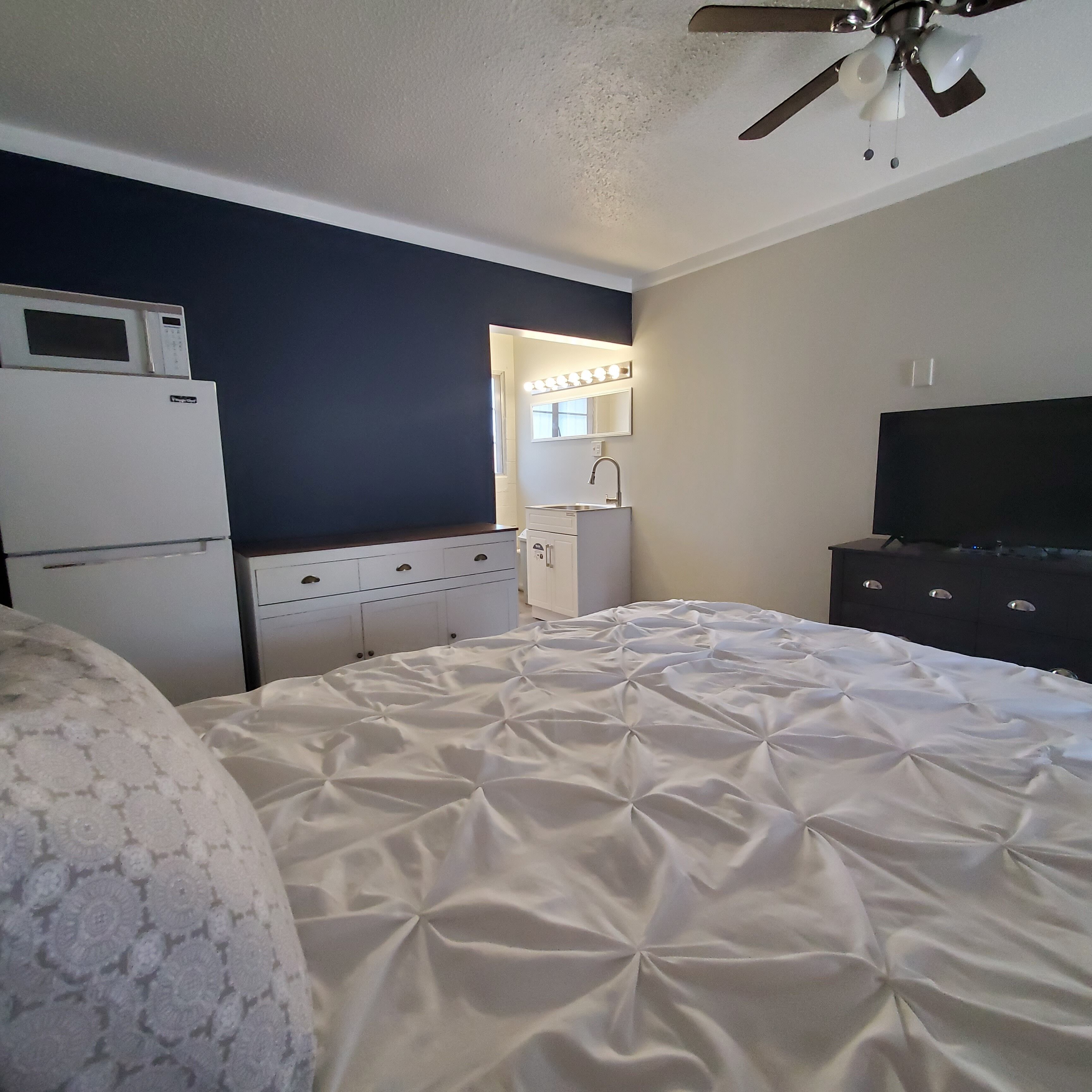 Standard Single Room | Laptop workspace, free WiFi