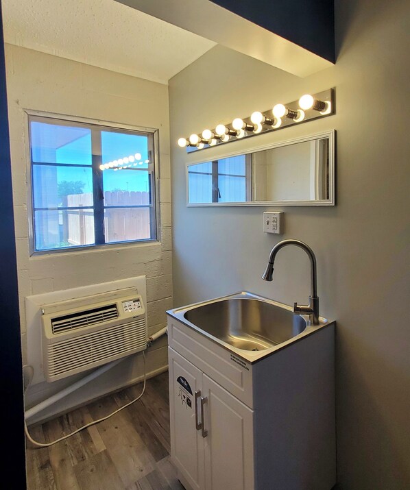 Standard Single Room | Interior - The Cannonball (Kingman)