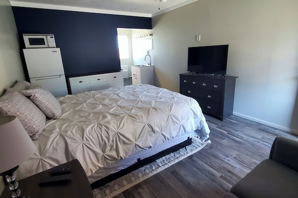 Standard Single Room | Laptop workspace, free WiFi