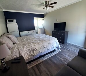 Standard Single Room | Laptop workspace, free WiFi