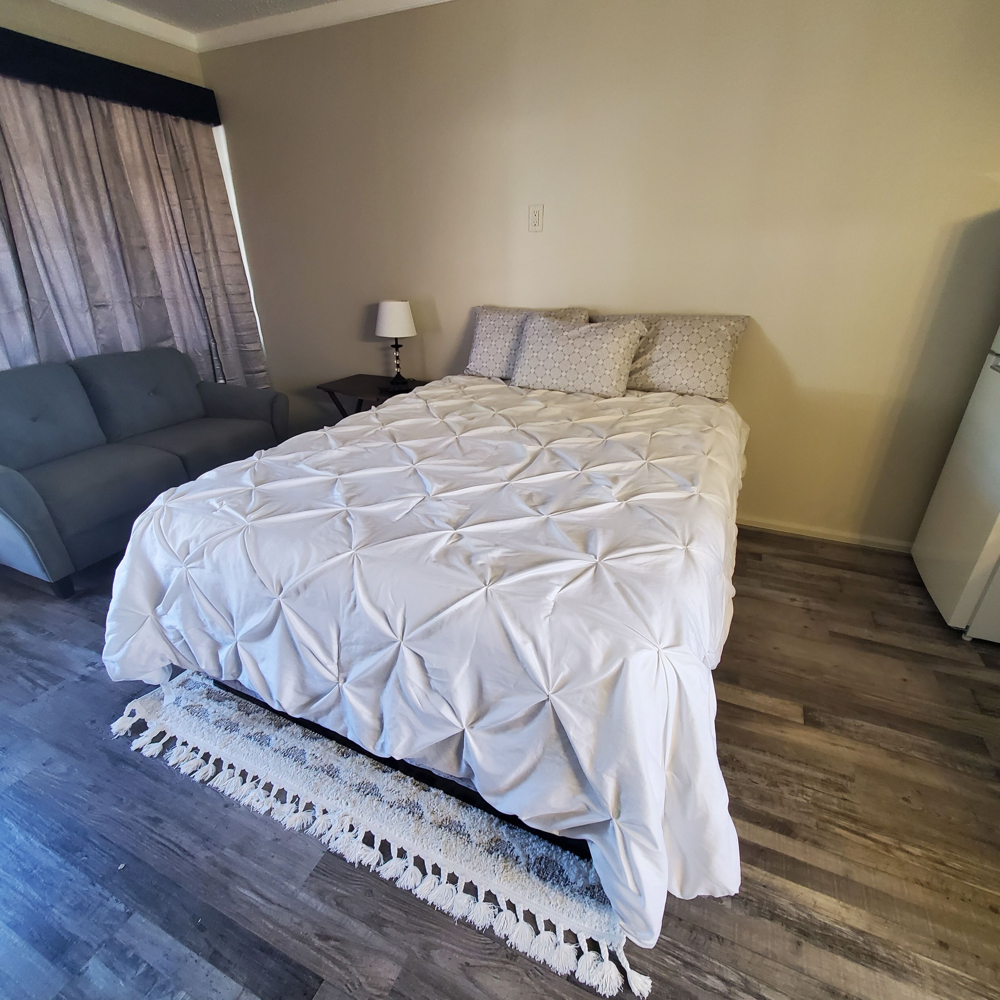 Skrivebord for bærbar PC og wi-fi (inkludert)