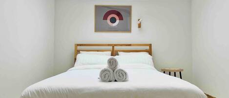 3 bedrooms, iron/ironing board, WiFi, bed sheets