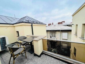 Outdoor dining - Spacious 3BR Apt • 110sqm • Carol Park • Balcony (București)