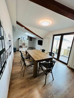 Dining - Spacious 3BR Apt • 110sqm • Carol Park • Balcony (București)