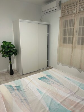 3 habitaciones, tabla de planchar con plancha, wifi y ropa de cama 
