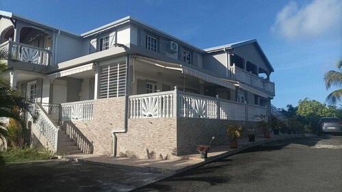 Bas de villa climatisé avec grand jardin et terrasse 2 min de la plage Caravelle