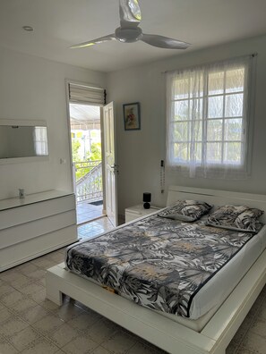 3 habitaciones, tabla de planchar con plancha, wifi y ropa de cama 