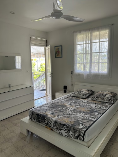 Air-conditioned villa with large garden and terrace 2 min from Caravelle beach