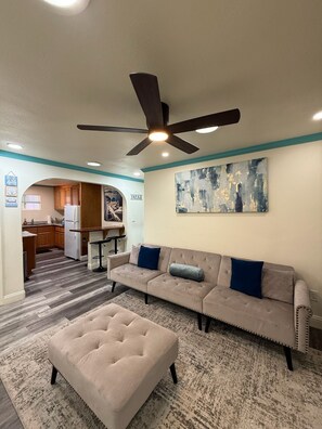 TV - Serene 2-bedroom condo in Santa Cruz near the beach (Santa Cruz)