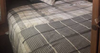 Cozy 1-bedroom camper sleeps up to 4
Daily/ weekly / monthly rate’s available