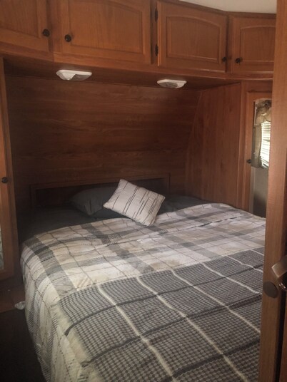 Cozy 1-bedroom camper sleeps up to 4 
Daily/ weekly / monthly rate’s available
