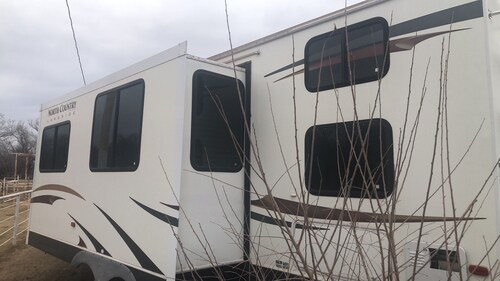 Cozy 1-bedroom camper sleeps up to 4 
Daily/ weekly / monthly rate’s available