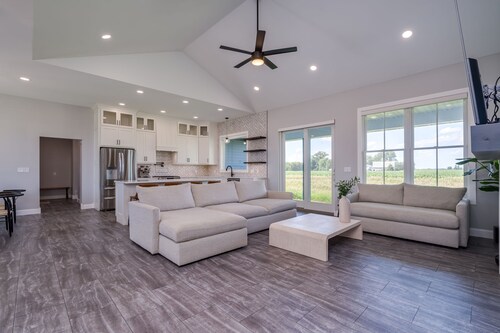 Prairie Court Retreat in North Mankato Sleeps 8