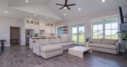 Prairie Court Retreat in North Mankato Sleeps 8