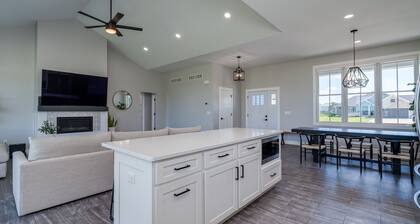 Prairie Court Retreat in North Mankato Sleeps 8