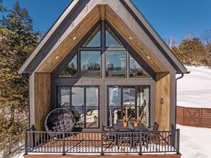 Outdoor dining - Lake Haus Cabin - Hot Tub+ Sauna+ Lake View+ Wi-Fi (Luray)