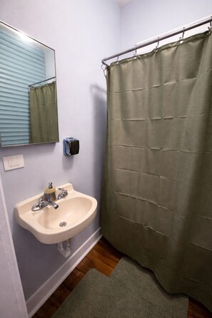 Håndklær, såpe og toalettpapir