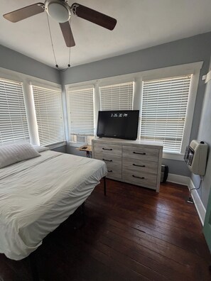 1 bedroom, WiFi, bed sheets - Historic, Cozy 1-bedroom house in delightful Fort Worth with AC & heating (Fort Worth)