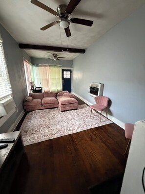 TV - Historic, Cozy 1-bedroom house in delightful Fort Worth with AC & heating (Fort Worth)