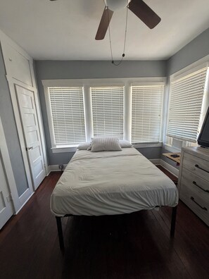 1 bedroom, WiFi, bed sheets - Historic, Cozy 1-bedroom house in delightful Fort Worth with AC & heating (Fort Worth)
