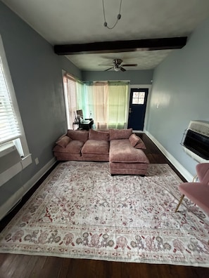 TV - Historic, Cozy 1-bedroom house in delightful Fort Worth with AC & heating (Fort Worth)