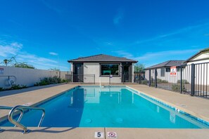 Outdoor pool - The One 315 (Glendale)