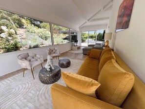 Smart TV, ping pong, books - Villa at St Tropez Golf Club: 4 bedrooms, 24/7 security, tennis courts.... (Gassin)