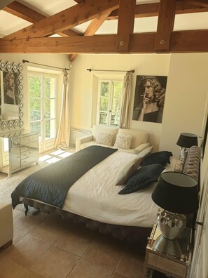 4 bedrooms, in-room safe, iron/ironing board, free WiFi - Villa at St Tropez Golf Club: 4 bedrooms, 24/7 security, tennis courts.... (Gassin)