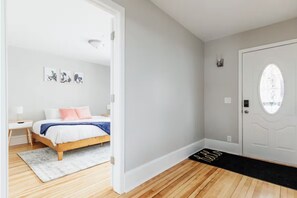 4 bedrooms, iron/ironing board, WiFi, bed sheets - Spacious 4 BR I Dog-Friendly I Main-Level King (Saint Paul)