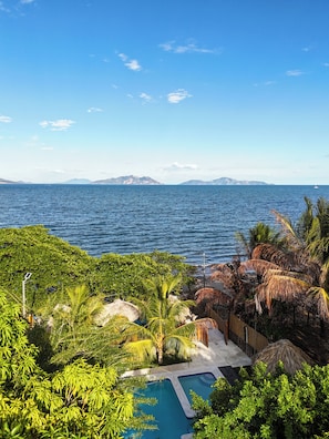 Pool - Beachfront Spacious 5-bedroom Villa in El Tamarindo with Pool, Jacuzzi, Kayaks (Conchagua)