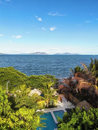 Beachfront Spacious 5-bedroom Villa in El Tamarindo with Pool, Jacuzzi, Kayaks