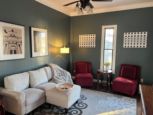 Blue Suede Suite in the heart of downtown Corinth