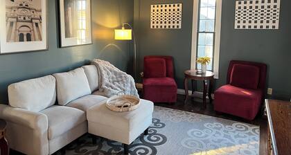 Blue Suede Suite in the heart of downtown Corinth