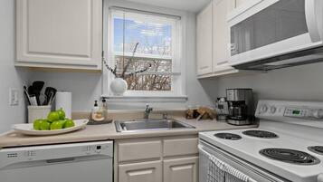 Køleskab, mikrobølgeovn, ovn, kogeplade