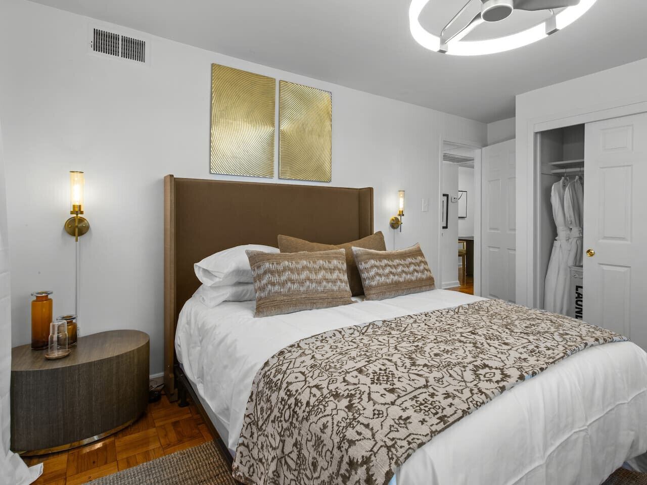 2 quartos, escrivaninha, ferros/tábuas de passar roupa, berço de viagem