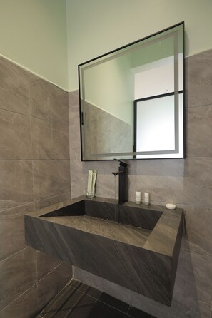 Departamento Premium, balcón, vista a la colina | Baño | Regadera, pantuflas, toallas 