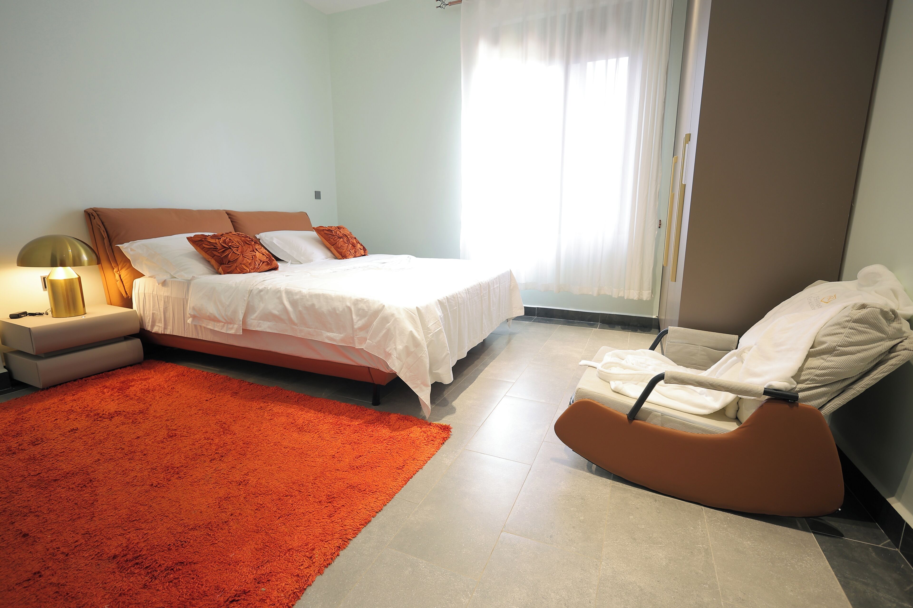 Espacio para trabajar con laptop y tabla de planchar con plancha 