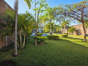 Property grounds - Weekend or vacation home, with pool and large garden. (Tlayecac)