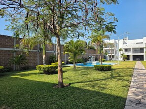 Property grounds - Weekend or vacation home, with pool and large garden. (Tlayecac)