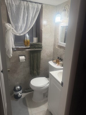 Shower, jetted bath, hair dryer, towels