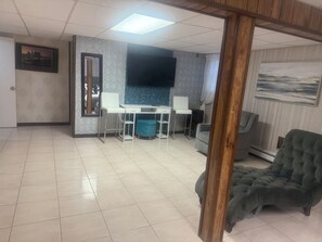 Living area - Cozy 1-bedroom studio in perfect Palisades Park with AC (Palisades Park)