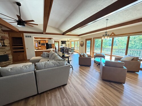 Secluded 4-bedroom home. 15 min to TBK sports complex & TPC Deere Run golf.