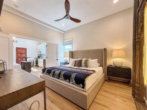 1 bedroom, desk, free WiFi, bed sheets - The Apache Plume Suite in the Railyard Arts District-Luxury 1 Bedroom Apartment (Santa Fe)