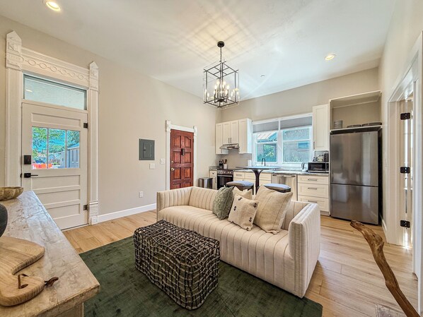 Smart TV - The Apache Plume Suite in the Railyard Arts District-Luxury 1 Bedroom Apartment (Santa Fe)